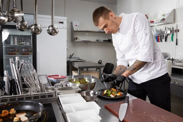 Närbild av kock händer förbereda räksallad i en lyxig restaurang kök — Stockfoto