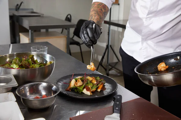 Närbild av kock händer förbereda räksallad i en lyxig restaurang kök — Stockfoto