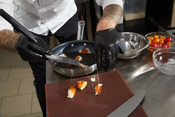 Cozinha chef profissional na cozinha moderna no restaurante do hotel, preparando salada de camarão — Fotografia de Stock