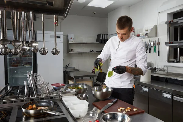 Professionell kock matlagning i det moderna köket i hotellets restaurang, laga räksallad — Stockfoto