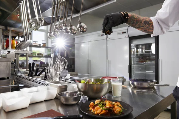 Närbild av kock händer förbereda räksallad i en lyxig restaurang kök — Stockfoto