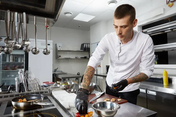 Chef matlagning i det moderna köket i hotellets restaurang, laga räksallad — Stockfoto