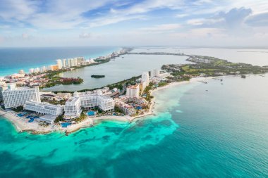 Meksika 'daki Cancun plajı ve şehir otelinin havadan panoramik manzarası. Plaj Playa Caracol ve Kukulcan yolu ile Meksika tatil beldesinin Karayip sahili manzarası. Quintana Roo bölgesinde Riviera Maya