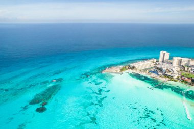 Meksika 'daki Cancun plajı ve şehir otelinin havadan panoramik manzarası. Plaj Playa Caracol ve Kukulcan yolu ile Meksika tatil beldesinin Karayip sahili manzarası. Quintana Roo bölgesinde Riviera Maya