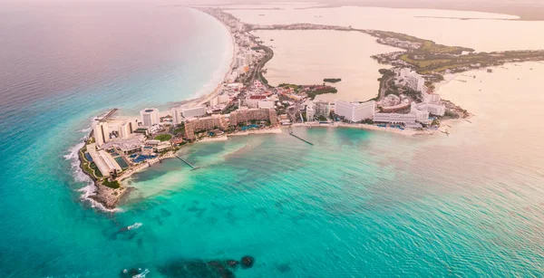 Panoramiczny widok z lotu ptaka na plażę Cancun i strefę hotelową miasta w Meksyku. Karaibski krajobraz wybrzeża meksykańskiego kurortu z plażą Playa Caracol i drogą kukulkańską. Riwiera Maya w regionie Quintana roo na — Zdjęcie stockowe