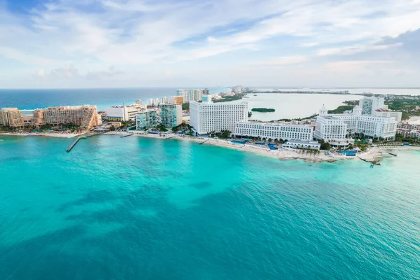 Panoramiczny widok z lotu ptaka na plażę Cancun i strefę hotelową miasta w Meksyku. Karaibski krajobraz wybrzeża meksykańskiego kurortu z plażą Playa Caracol i drogą kukulkańską. Riwiera Maya w regionie Quintana roo na — Zdjęcie stockowe