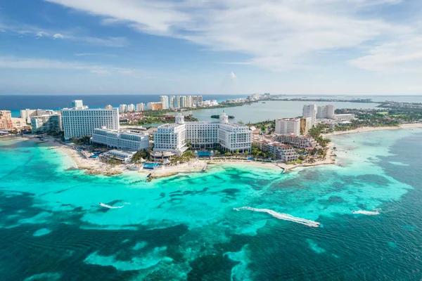 Veduta aerea panoramica della spiaggia di Cancun e zona city hotel in Messico. Paesaggio costa caraibica del resort messicano con spiaggia Playa Caracol e Kukulcan strada. Riviera Maya nella regione di Quintana roo su — Foto Stock