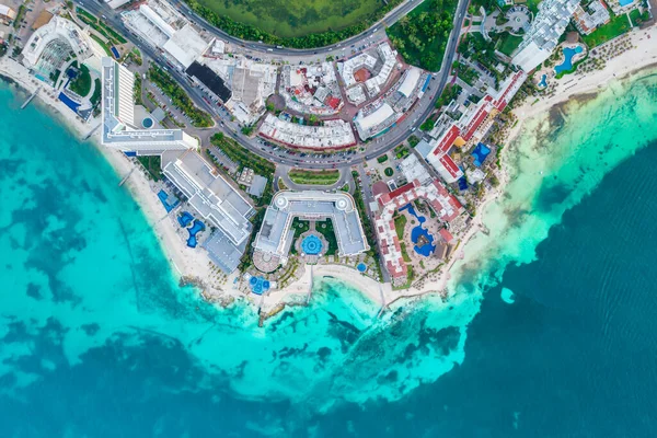 Vista panorâmica aérea da praia de Cancún e zona hoteleira da cidade no México. Paisagem costeira caribenha de resort mexicano com praia Playa Caracol e estrada de Kukulcan. Riviera Maya na região de Quintana roo em — Fotografia de Stock