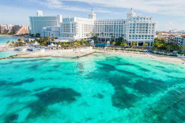 Cancun, Messico - 17 settembre 2021: Veduta del bellissimo Hotel Riu Palace Las Americas nella zona alberghiera di Cancun. Riviera Maya regione in Quintana roo sulla penisola dello Yucatan. Vista panoramica aerea di tutti — Foto Stock