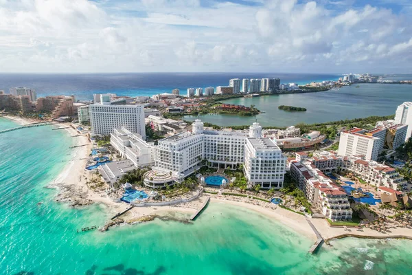 Cancún, México - 17 de septiembre de 2021: Vista del hermoso Hotel Riu Palace Las Americas en la zona hotelera de Cancún. Riviera Maya en Quintana roo en la península de Yucatán. Vista panorámica aérea de todos —  Fotos de Stock