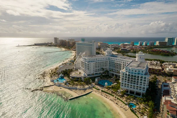 Cancun, Mexiko - 17 september 2021: Utsikt över vackra Hotel Riu Palace Las Americas i hotellområdet Cancun. Regionen Riviera Maya i Quintana roo på Yucatan halvön. Flygfoto panoramautsikt över alla — Stockfoto