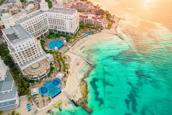 Cancun, Meksyk - 17 września 2021: Widok na piękny Hotel Riu Palace Las Americas w strefie hotelowej Cancun. Region Riwiery Maya w Quintana roo na półwyspie Jukatan. Widok z lotu ptaka — Zdjęcie stockowe