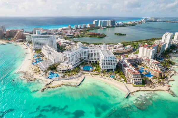 Cancun 'un otel bölgesindeki güzel otellerin manzarası. Yucatan Yarımadası 'ndaki Quintana Roo' daki Riviera Maya bölgesi. Her şeyi kapsayan tatil beldesinin havadan panoramik görüntüsü