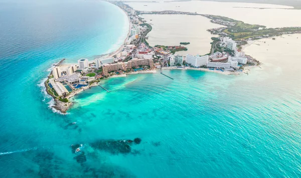 Panoramiczny widok z lotu ptaka na plażę Cancun i strefę hotelową w Meksyku. Krajobraz wybrzeża Karaibów meksykańskiego kurortu. Riwiera Maya w regionie Quintana roo na Półwyspie Jukatan — Zdjęcie stockowe