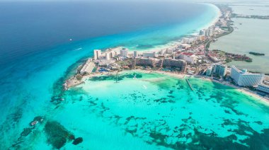 Meksika 'daki Cancun plajı ve şehir otelinin panoramik hava manzarası. Plaj Playa Caracol ve Kukulcan yolu ile Meksika tatil beldesinin Karayip sahili manzarası. Quintana Roo bölgesinde Riviera Maya