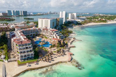 Cancun, Meksika - 17 Eylül 2021: Cancun 'daki güzel Hotel Fiesta Americana Cancun Villası manzarası. Yucatan Yarımadası 'ndaki Quintana Roo' daki Riviera Maya bölgesi. Havadan panoramik görünüm