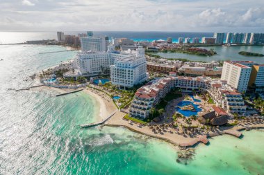 Cancun, Meksika - 17 Eylül 2021: Cancun 'daki güzel Hotel Fiesta Americana Cancun Villası manzarası. Yucatan Yarımadası 'ndaki Quintana Roo' daki Riviera Maya bölgesi. Havadan panoramik görünüm