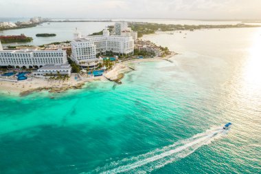 Meksika 'daki Cancun plajı ve şehir otelinin havadan panoramik manzarası. Plaj Playa Caracol ve Kukulcan yolu ile Meksika tatil beldesinin Karayip sahili manzarası. Quintana Roo bölgesinde Riviera Maya