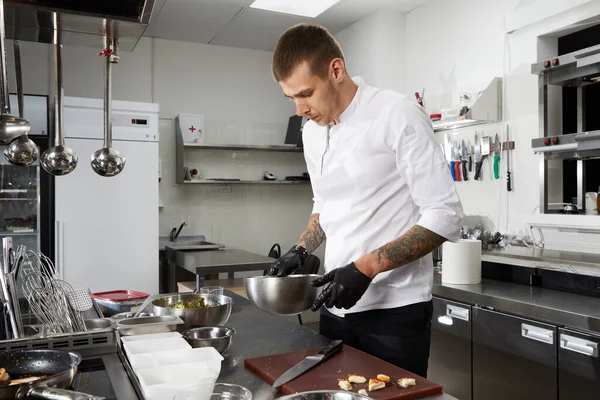 Chef matlagning i det moderna köket i hotellets restaurang, laga räksallad — Stockfoto