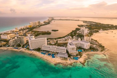 Gün batımında Meksika 'da Cancun plajı ve şehir otelinin hava panoramik manzarası. Plaj Playa Caracol ve Kukulcan yolu ile Meksika tatil beldesinin Karayip sahili manzarası. Riviera Maya Quintana Roo 'da