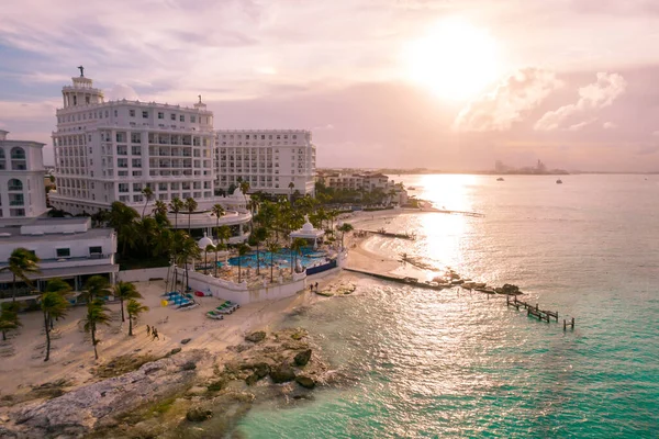 Cancun, Messico - 17 settembre 2021: Veduta del bellissimo Hotel Riu Palace Las Americas nella zona alberghiera di Cancun. Riviera Maya regione in Quintana roo sulla penisola dello Yucatan. Vista panoramica aerea di tutti — Foto Stock