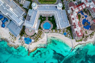 Meksika 'daki Cancun plajı ve şehir otelinin havadan görünüşü. Plaj Playa Caracol ve Kukulcan yolu ile Meksika tatil beldesinin Karayip sahili manzarası. Yucatan 'daki Quintana roo bölgesinde Riviera Maya.