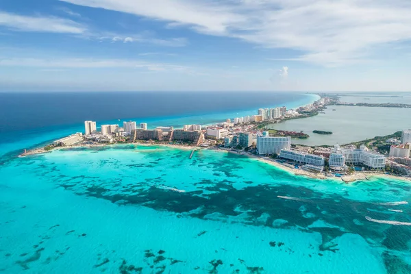 Vista aérea de la playa de Cancún en México. Paisaje costa Caribe —  Fotos de Stock