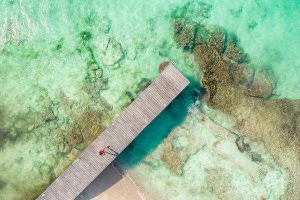 Luftaufnahme eines Holzstegs an einem sonnigen Sommertag in Cancun, Mexiko, von oben. Sommerzeit in der Karibik — Stockfoto