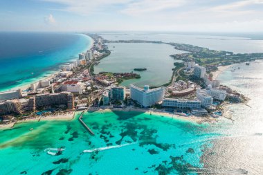 Meksika 'daki Cancun plajı ve şehir otelinin havadan panoramik manzarası. Plaj Playa Caracol ve Kukulcan yolu ile Meksika tatil beldesinin Karayip sahili manzarası. Quintana Roo bölgesinde Riviera Maya