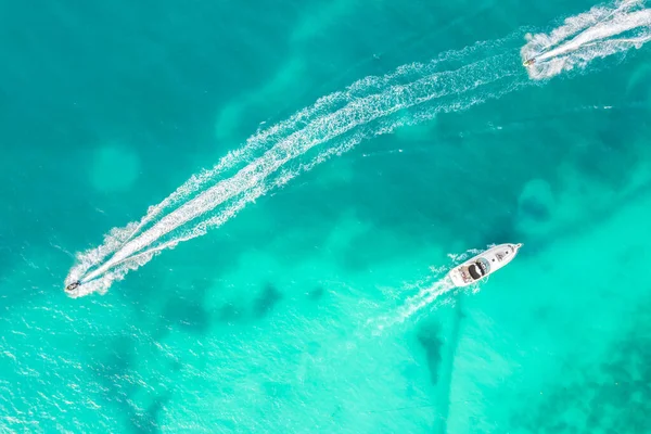 Toller Blick von oben auf die Yacht. Luftaufnahme eines luxuriös schwimmenden kleinen Schiffes im blauen karibischen Meer. Jacht auf dem Meer in Cancun in Mexiko — Stockfoto