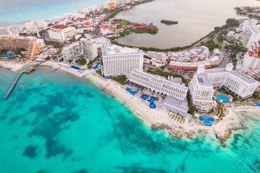 Meksika 'daki Cancun plajı ve şehir otelinin havadan panoramik manzarası. Plaj Playa Caracol ve Kukulcan yolu ile Meksika tatil beldesinin Karayip sahili manzarası. Quintana Roo bölgesinde Riviera Maya