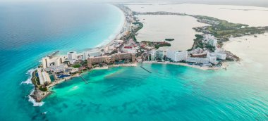 Meksika 'daki Cancun plajı ve otel bölgesinin panoramik görüntüsü. Meksika tatil köyünün Karayipler kıyısı manzarası. Yucatan Yarımadası 'ndaki Quintana Roo bölgesinde Riviera Maya.