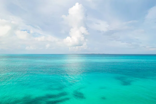 Καραϊβική θάλασσα επιφάνεια του νερού και του ουρανού φόντο. Εξωτικό τοπίο με σύννεφα στον ορίζοντα. Φυσικός τροπικός παράδεισος. Ταξίδι τροπικό νησί θέρετρο. — Φωτογραφία Αρχείου