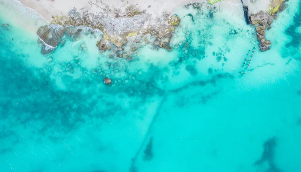Luftaufnahme von Sandstrand und Meer mit kleinen Wellen in Cancun, Mexiko. Draufsicht aus der Drohne. Playa Caracol der Riviera Maya in der Region Quintana Roo auf der Halbinsel Yucatan — Stockfoto