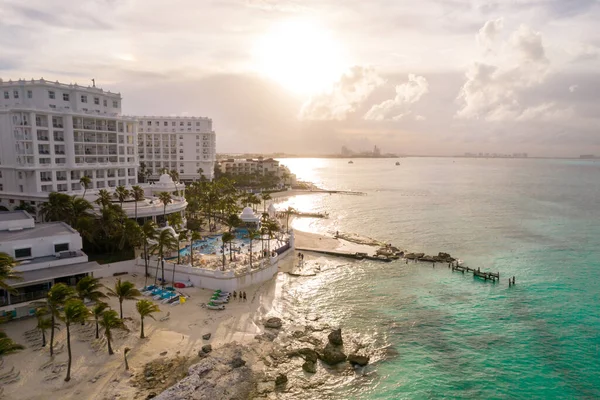 Cancun, Messico - 17 settembre 2021: Veduta del bellissimo Hotel Riu Palace Las Americas nella zona alberghiera di Cancun. Riviera Maya regione in Quintana roo sulla penisola dello Yucatan. Vista panoramica aerea di tutti — Foto Stock