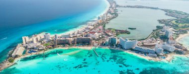 Meksika 'daki Cancun plajı ve şehir otelinin havadan panoramik manzarası. Plaj Playa Caracol ve Kukulcan yolu ile Meksika tatil beldesinin Karayip sahili manzarası. Quintana Roo bölgesinde Riviera Maya