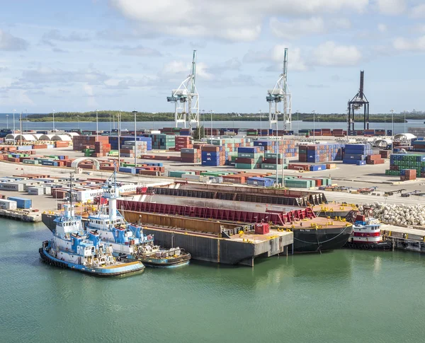 MIAMI, USA - SEPTEMBER 06, 2014 : The Port of Miami with contain — Stockfoto