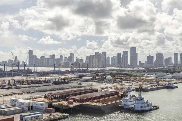 MIAMI, EUA - SETEMBRO 06, 2014: O Porto de Miami com conter — Fotografia de Stock