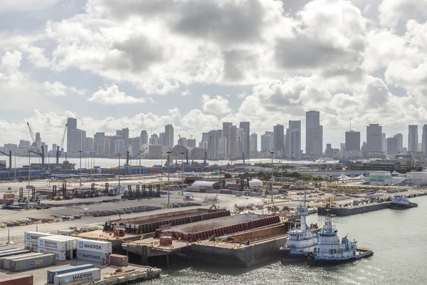 MIAMI, USA - SEPTEMBER 06, 2014 : The Port of Miami with contain — Stock Photo, Image