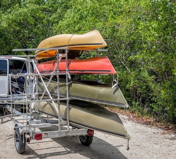 Minivan with four kayaks in trailer — Stock Photo, Image