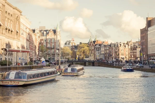 Vista de un canal concurrido en Ámsterdam, 16 de marzo —  Fotos de Stock