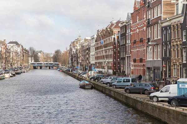 AMSTERDAM, PAÍSES BAJOS - 16 DE MARZO: Calles de la ciudad, en marzo —  Fotos de Stock