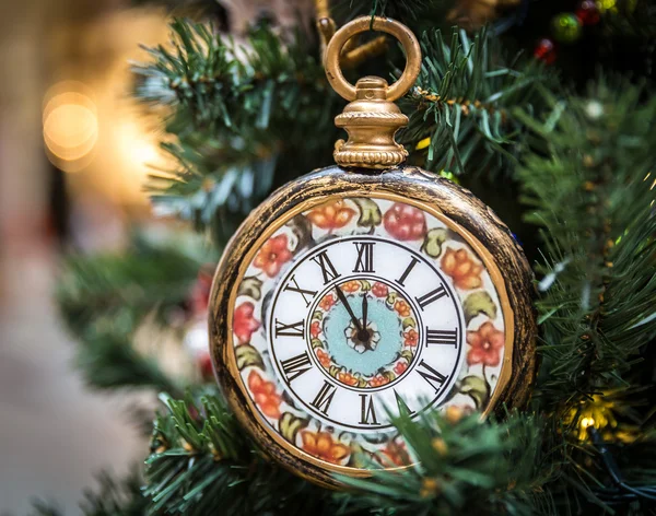 時計が付いているクリスマス ツリー装飾 — ストック写真