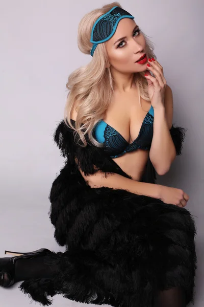 Sexy kobieta z blond włosami w elegancki płaszcz bielizna i futra — Zdjęcie stockowe
