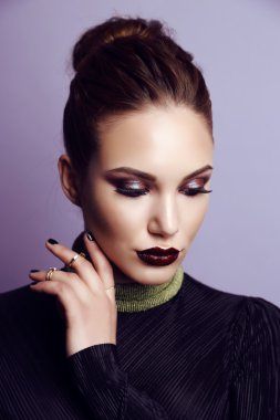 koyu saçlı ve akşam makyajı ile güzel genç kadın