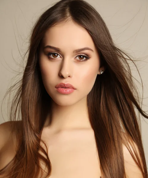Piękna młoda kobieta z ciemnymi włosami i wieczornym makijażem — Zdjęcie stockowe