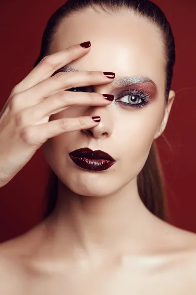 Sexy hermosa mujer con cabello oscuro y maquillaje extravagante — Foto de Stock