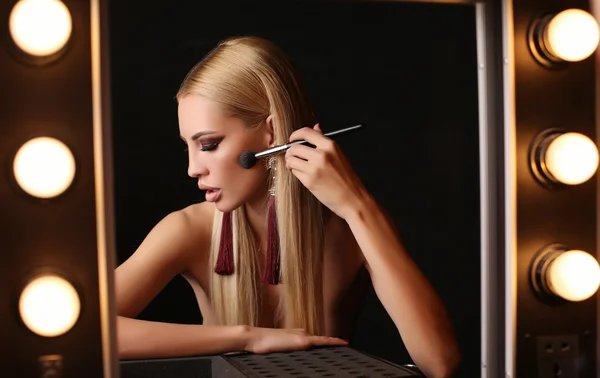 Smuk sexet kvinde med blond hår og lyse makeup - Stock-foto