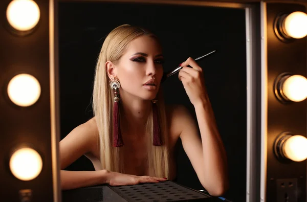 Vacker sexig kvinna med blont hår och ljusa makeup — Stockfoto
