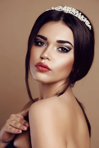 Hermosa joven con cabello oscuro y maquillaje de noche — Foto de Stock